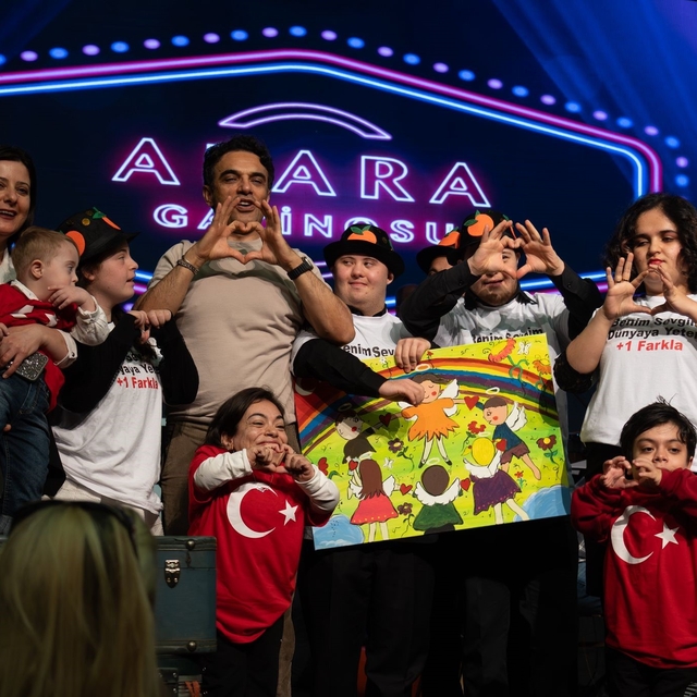 Adana'da özel ihtiyaçlı çocuklar sanatçı Uğur Aslan ile buluştu