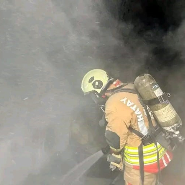 Hatay'da konteyner yangını büyümeden söndürüldü