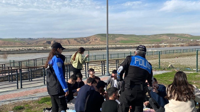 Batman'da polis ekipleri baraj suyu seviyesinde olası yükselmeye karşı bilgilendirme yaptı