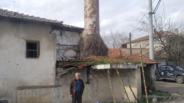 Balıkesir'de tarihi eski cami çürümeye başladı