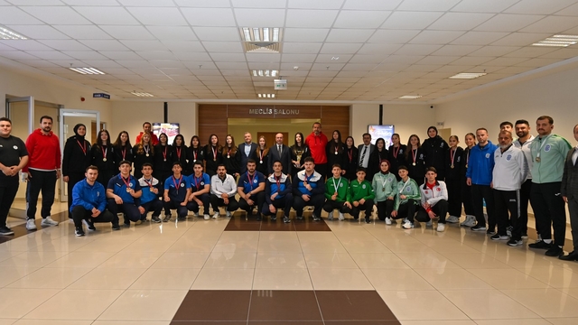 Başkan Pekyatırmacı: "Elde ettiğimiz başarılar tesadüf değil"
Selçuklu'nun başarılı sporcuları Başkan Pekyatırmacı ile bir araya geldi