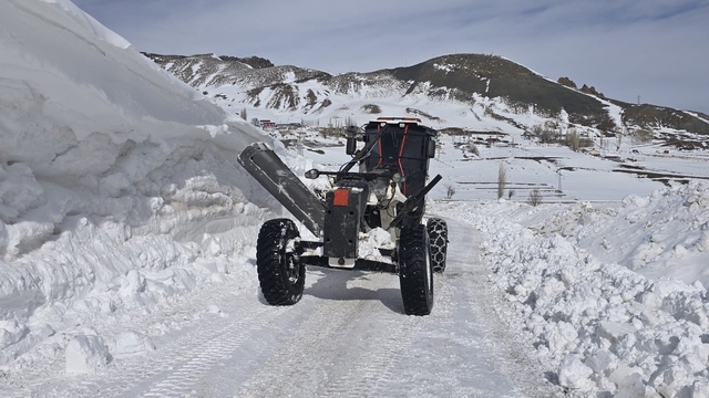 Son yılların en yoğun kar yağışını alan Iğdır'da karla mücadele aralıksız sürüyor