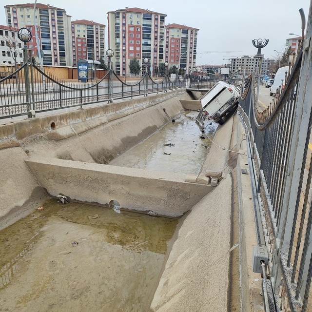Malatya'da kontrolden çıkan pikap kanala uçtu