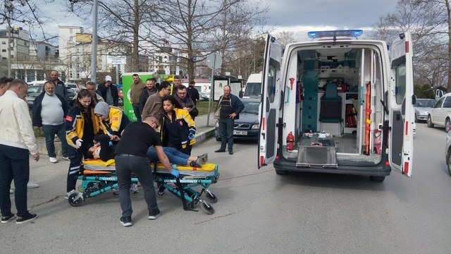 Çarşamba'da otomobilin çarptığı motosikletli yaralandı