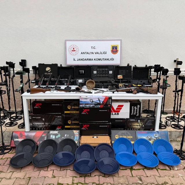 Antalya'da tarihi eser operasyonu: Milyonluk çok sayıda dedektör ve tarihi...