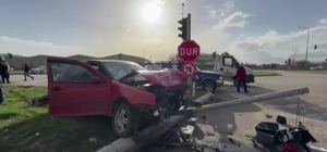 Amasya'da 2 araç çarpıştı: 2 yaralı
Otomobil sinyalizasyon direğini de yere...