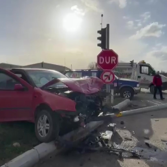 Amasya'da 2 araç çarpıştı: 2 yaralı
Otomobil sinyalizasyon direğini de yere...