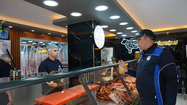 Erdemli ilçesinde zabıta ekipleri gıda ürünü satan işletmeleri denetledi