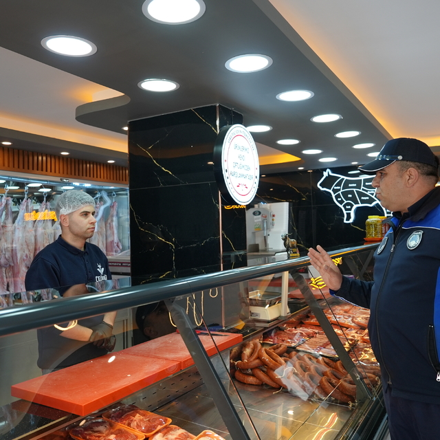 Erdemli ilçesinde zabıta ekipleri gıda ürünü satan işletmeleri denetledi