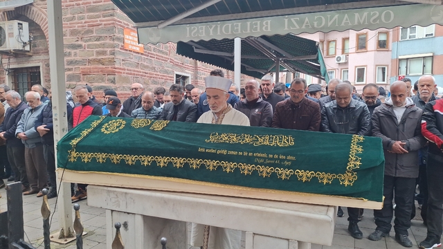 Bursa'da refüje çarpan motosikletin sürücüsü ve eşi öldü (3)