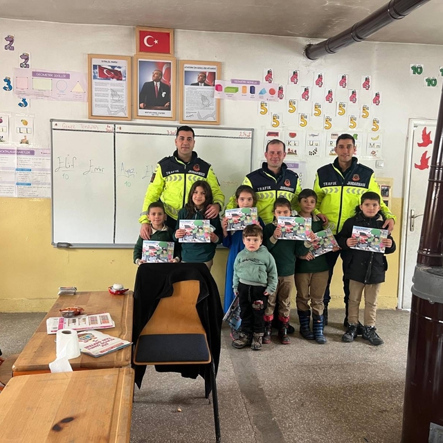 Muş'ta jandarmadan çocuklara trafik eğitimi