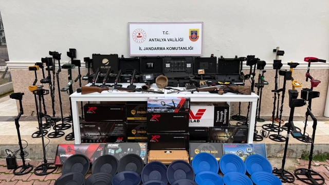 Antalya'da tarihi eser operasyonu: Milyonluk çok sayıda dedektör ve tarihi sikke ele geçirildi