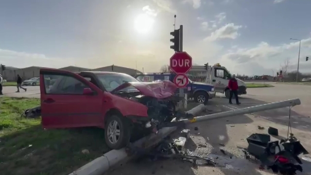 Amasya'da 2 araç çarpıştı: 2 yaralı
Otomobil sinyalizasyon direğini de yere serdi