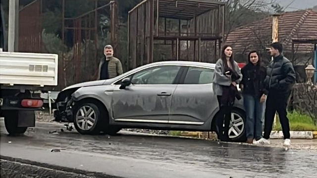 Marmaris'te otomobil ile motosiklet çarpıştı: 1 yaralı