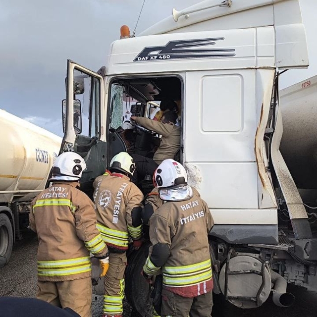 Dörtyol'da tırla çarpışan tankerin sürücüsü yaralandı