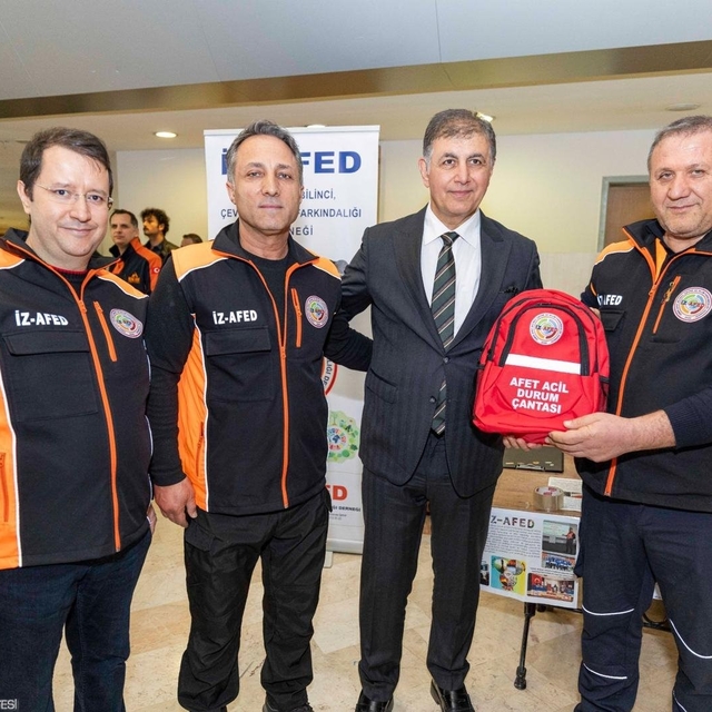 İzmir Büyükşehir Belediye Başkanı Tugay: "Birden fazla yangın uçağı kiralam...