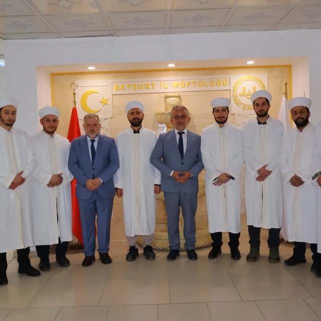 Bayburt'ta göreve başlayan imam hatiplere cübbe töreni
