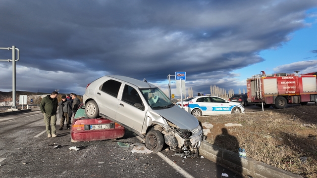 Sivas'ta iki otomobilin çarpıştığı kazada 3 kişi yaralandı