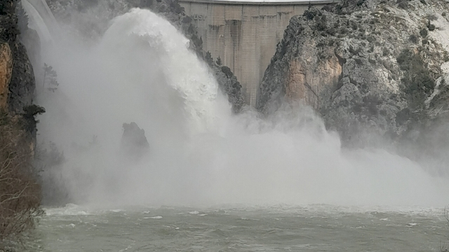 Manavgat'ta barajda taşkın riskine karşı su tahliyesi
Oymapınar Barajı'ndan saniyede 600 metreküp su bırakılırken, Manavgat Irmağı kıyısında yaşayan vatandaşlar muhtemel taşkın riskine karşı uyarıldı