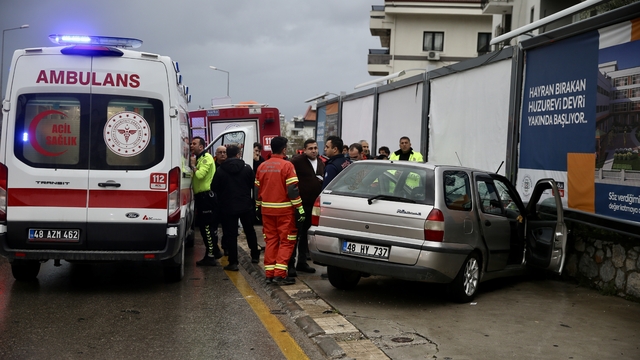 Fethiye'de duvara çarpan otomobildeki 1 kişi öldü, 2 kişi yaralandı