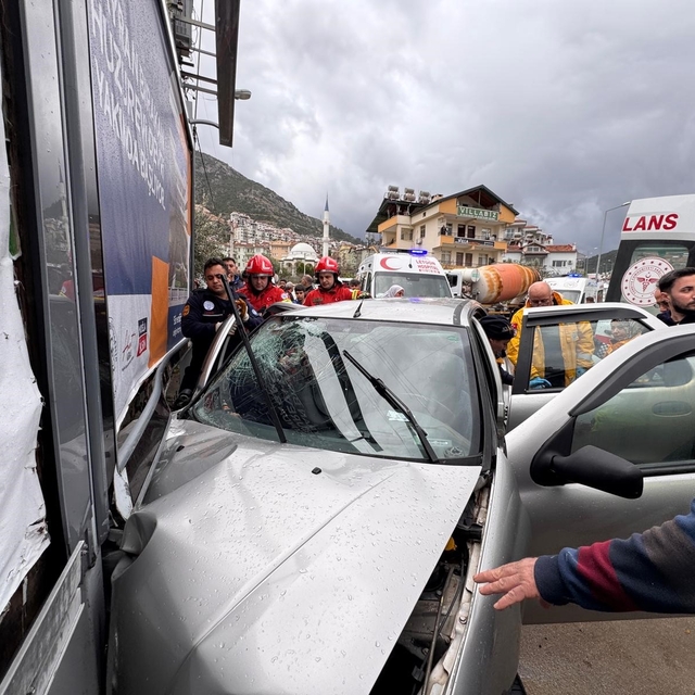 Fethiye'de Duvara Çarpan Otomobildeki 1 Kişi Hayatını Kaybetti, 2 Kişi Yara...