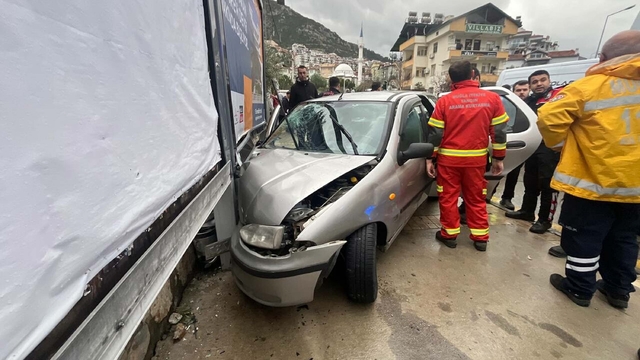 Fethiye'de otomobil istinat duvarına çarptı: 1 ölü, 3 yaralı