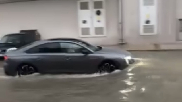 İzmir'de sağanak yağış hayatı olumsuz etkiledi