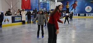 Nevşehir'de mobil buz pateni pisti hizmete açıldı