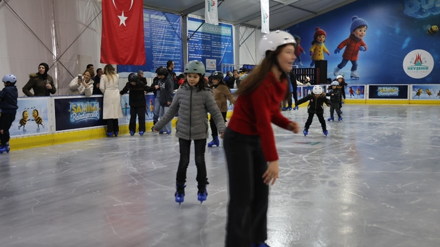 Nevşehir'de mobil buz pateni pisti hizmete açıldı