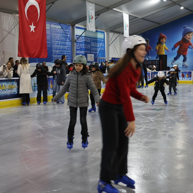 Nevşehir'de mobil buz pateni pisti hizmete açıldı