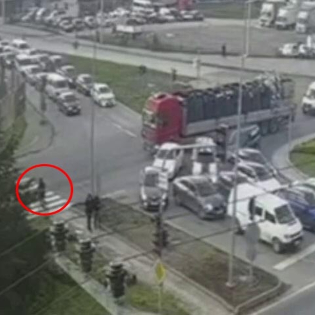 Otomobilin çarptığı bisikletli ağır yaralandı; kaza anı kamerada