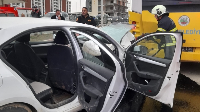 Siirt'te belediye otobüsüne arkadan çarpan otomobildeki 3 kişi yaralandı