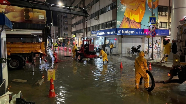 İzmir'de sağanak; cadde ve sokaklar göle döndü, sürücüler zor anlar yaşadı (2)