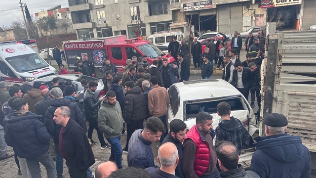 Otomobil park halindeki araçlara çarptı: 1'i ağır 3 yaralı