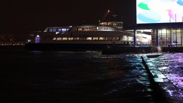 İzmir'de sağanak; cadde ve sokaklar göle döndü, sürücüler zor anlar yaşadı (3)