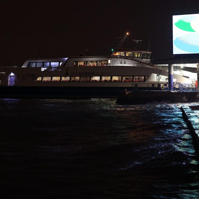 İzmir'de sağanak; cadde ve sokaklar göle döndü, sürücüler zor anlar yaşadı...