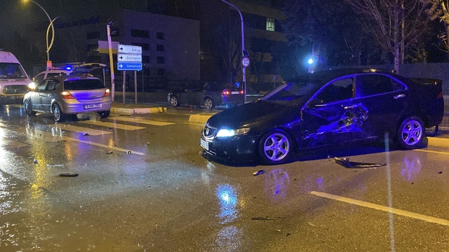 Çorum'da iki otomobil çarpıştı: Anne ve oğlu yaralandı