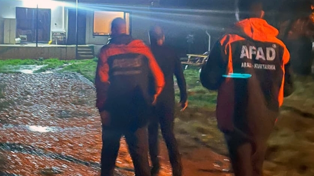 Aracı akıntıya kapılan vatandaş son anda kurtuldu