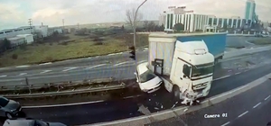 Işık ihlali yapan TIR'ın çarptığı otomobilin sürücüsü yaralandı; kaza kamer...