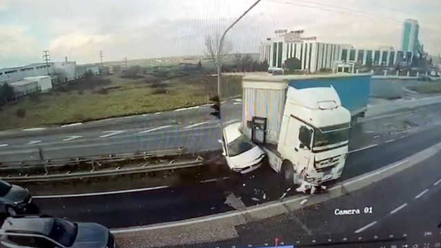 Işık ihlali yapan TIR'ın çarptığı otomobilin sürücüsü yaralandı; kaza kamerada