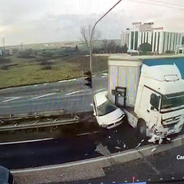 Işık ihlali yapan TIR'ın çarptığı otomobilin sürücüsü yaralandı; kaza kamer...