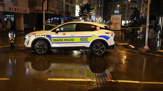 İzmir'de sağanak; cadde ve sokaklar göle döndü, sürücüler zor anlar yaşadı (4)
