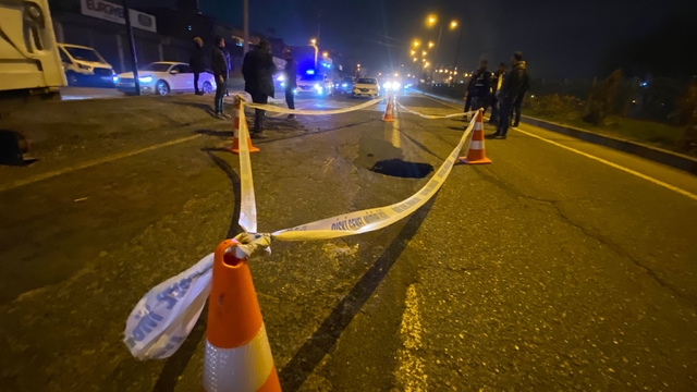Diyarbakır'da çöken yolda 1 metrelik çukur oluştu