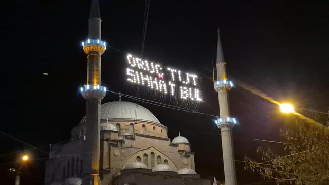 Eskişehir'de mahyalar minareleri süslemeye başladı
Kentin simge yapılarından Reşadiye Camii'ne 'Oruç tut sıhhat bul' mahyası asıldı