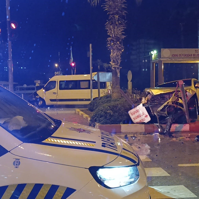 Minibüs ile otomobil çarpıştı: 4 yaralı