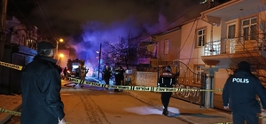 Çatı katında çıkan yangın bitişikteki binaya sıçradı: 3 kişi dumandan etkil...