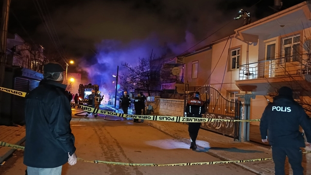 Çatı katında çıkan yangın bitişikteki binaya sıçradı: 3 kişi dumandan etkilendi