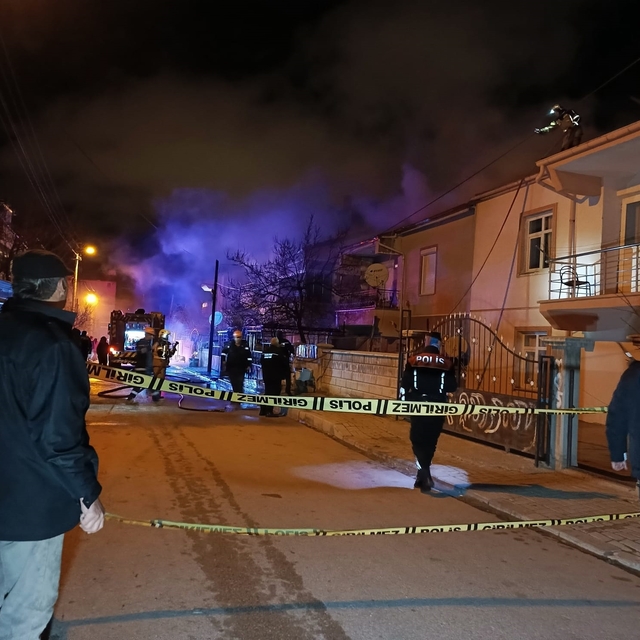 Çatı katında çıkan yangın bitişikteki binaya sıçradı: 3 kişi dumandan etkil...