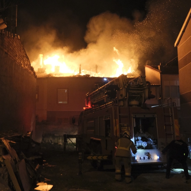 Karaman'da çatı yangını korkuttu: 3 kişi dumandan etkilendi