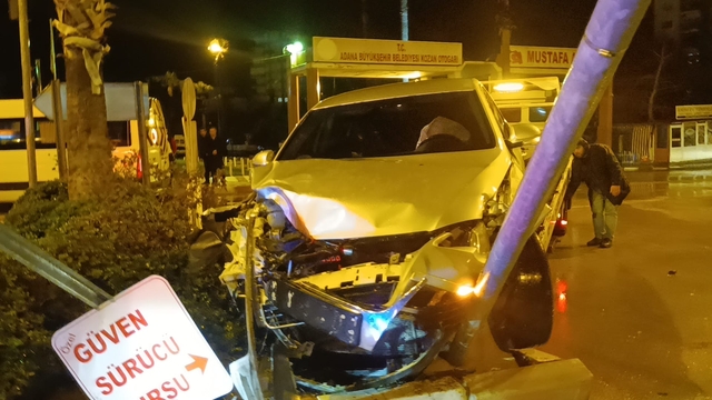 Adana'da otomobille minibüsün çarpışması sonucu 3 kişi yaralandı